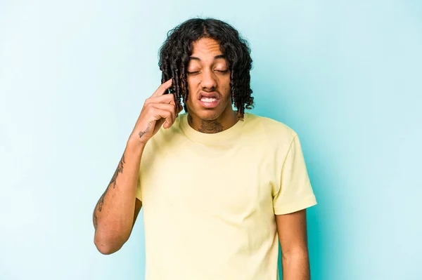 Ung Afrikansk Amerikansk Man Isolerad Blå Bakgrund Täcker Öronen Med — Stockfoto