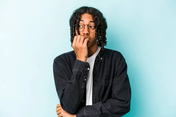 Junger Afrikanisch Amerikanischer Mann Isoliert Auf Blauem Hintergrund Beißt Fingernägel — Stockfoto