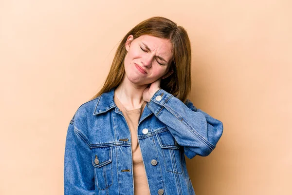 Junge Engländerin Isoliert Auf Beigem Hintergrund Mit Nackenschmerzen Aufgrund Von — Stockfoto