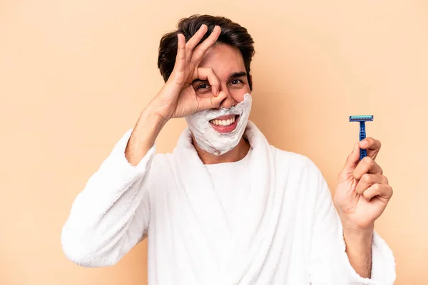 Young Caucasian Man Shaving His Beard Isolated Beige Background Excited — Stock Photo, Image