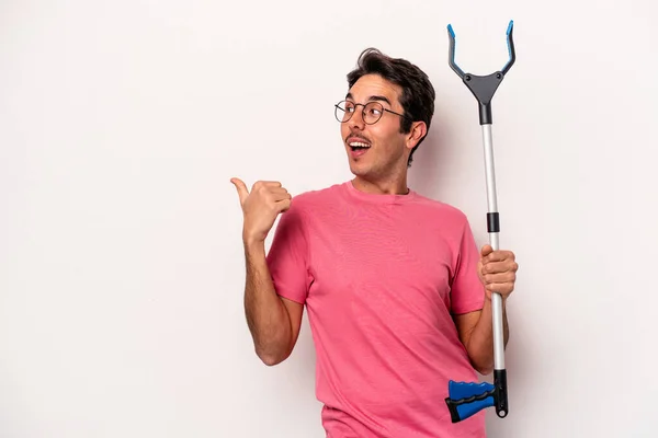 Joven Hombre Caucásico Sosteniendo Recolector Basura Aislado Puntos Fondo Blanco — Foto de Stock