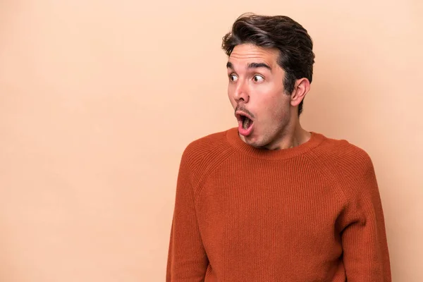 Young Caucasian Man Isolated Beige Background Being Shocked Because Something — Stock Photo, Image