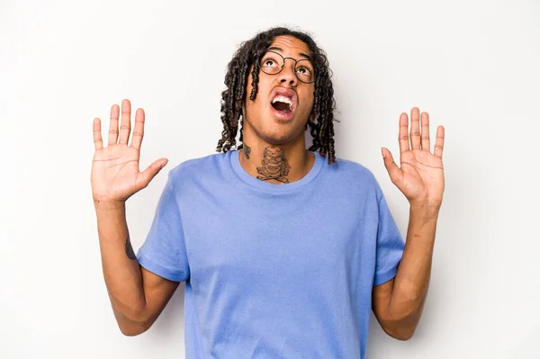 Young African American Man Isolated White Background Screaming Sky Looking — Stock Photo, Image