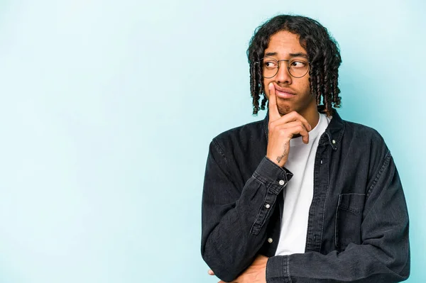 Joven Afroamericano Aislado Sobre Fondo Azul Mirando Lado Con Expresión — Foto de Stock