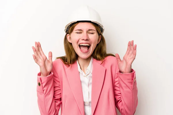 年轻的英国建筑师 头戴白色背景头盔的女子 获得了惊喜 兴奋和举手的感觉 — 图库照片