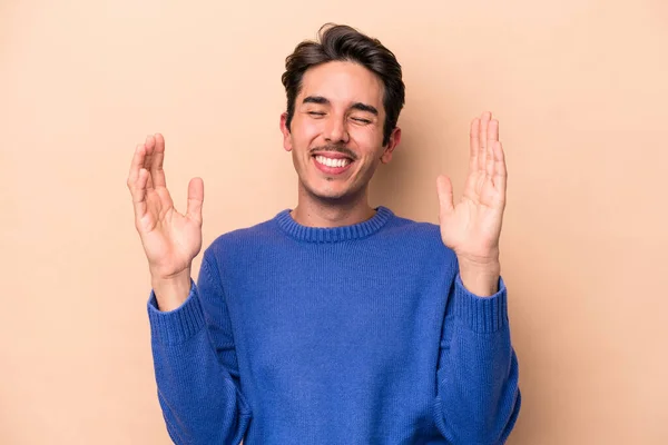 Homem Caucasiano Jovem Isolado Fundo Bege Alegre Rindo Muito Conceito — Fotografia de Stock