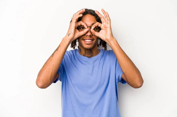 Giovane Uomo Afro Americano Isolato Sfondo Bianco Eccitato Mantenendo Gesto — Foto Stock