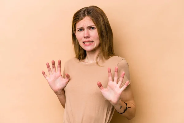 Ung Engelsk Kvinna Isolerad Beige Bakgrund Avvisa Någon Som Visar — Stockfoto