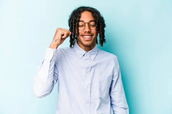 Junger Afrikanisch Amerikanischer Mann Auf Blauem Hintergrund Der Einen Sieg — Stockfoto