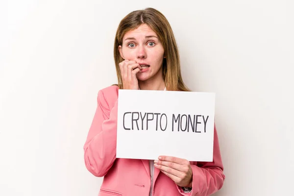 Jeune Femme Affaires Anglaise Tenant Une Plaque Crypto Argent Isolé — Photo