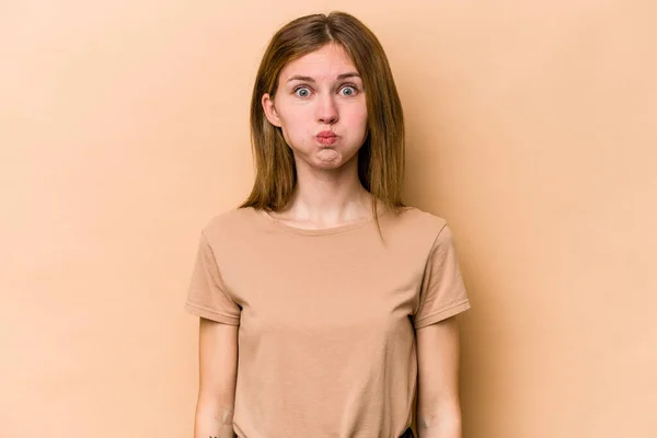 Jeune Femme Anglaise Isolée Sur Fond Beige Souffle Joues Expression — Photo