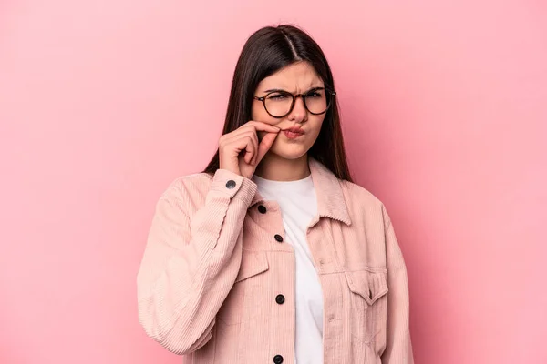 Pembe Arka Planda Izole Edilmiş Genç Beyaz Kadın Parmakları Dudaklarında — Stok fotoğraf