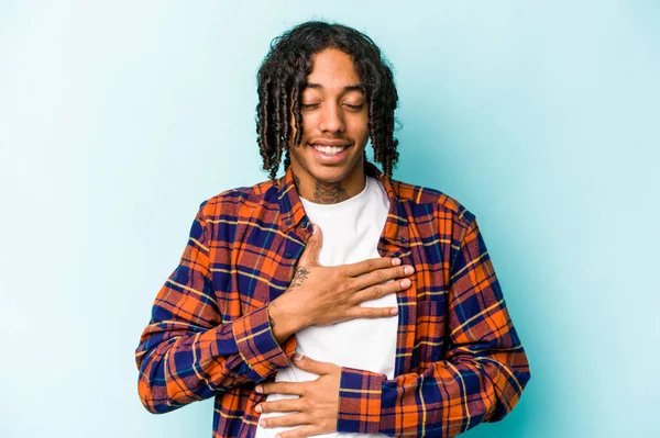 Mavi Arka Planda Izole Edilmiş Genç Afrikalı Amerikalı Adam Mutlu — Stok fotoğraf