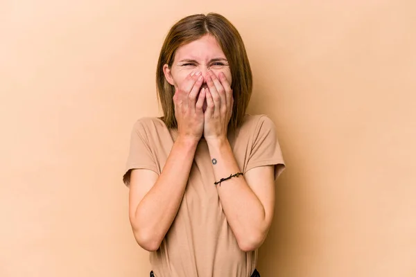 Ung Engelsk Kvinna Isolerad Beige Bakgrund Skrattar Något Täcker Munnen — Stockfoto