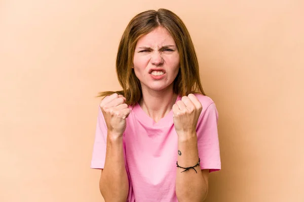 Молодая Английская Женщина Бежевом Фоне Показывает Кулак Камере Агрессивное Выражение — стоковое фото