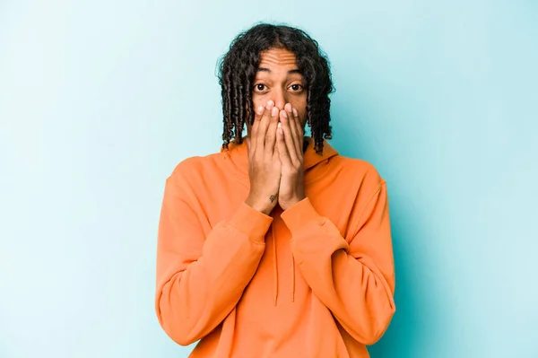Junger Afrikanisch Amerikanischer Mann Isoliert Auf Blauem Hintergrund Schockiert Mund — Stockfoto