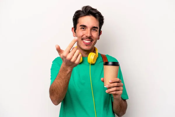 Mladý Běloch Student Muž Pití Kávy Izolované Bílém Pozadí Ukazuje — Stock fotografie