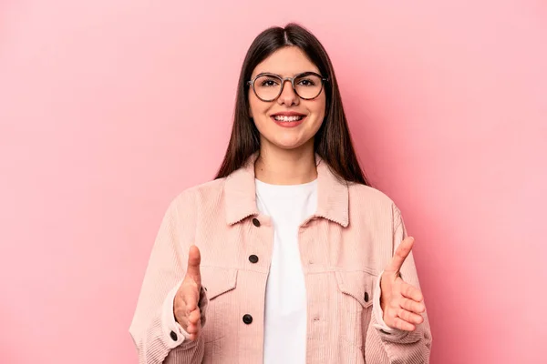 Ung Kaukasisk Kvinna Isolerad Rosa Bakgrund Håller Något Med Båda — Stockfoto