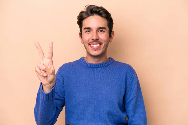 Jonge Blanke Man Geïsoleerd Beige Achtergrond Vrolijk Zorgeloos Tonen Een — Stockfoto