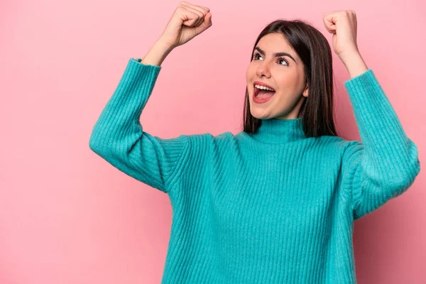 Jonge Kaukasische Vrouw Geïsoleerd Roze Achtergrond Verhogen Vuist Een Overwinning — Stockfoto