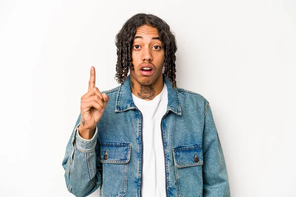 Genç Afrikalı Amerikalı bir adam beyaz arka planda izole edilmiş. Bir fikri, ilham verici bir fikri var..