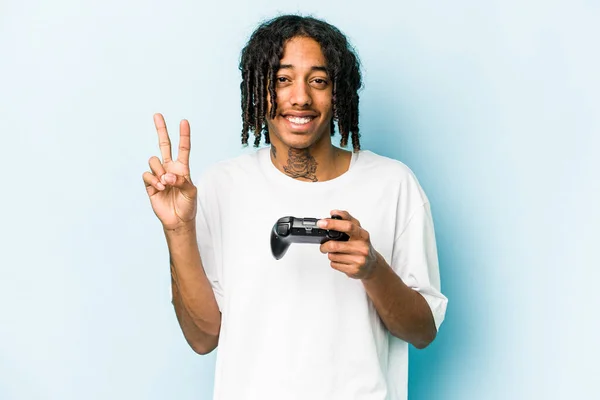 Jovem Afro Americano Jogando Com Controlador Videogame Isolado Fundo Azul — Fotografia de Stock