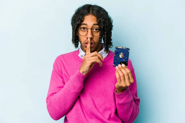 Mladý Afroameričan Informatik Izolovaný Modrém Pozadí Držet Tajemství Nebo Požádat — Stock fotografie