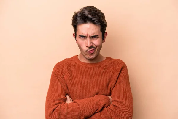 Giovane Uomo Caucasico Isolato Sfondo Beige Volto Accigliato Dispiacere Tiene — Foto Stock