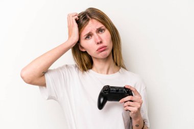 Video oyunu denetleyicisiyle oynayan genç bir İngiliz kadın beyaz arka planda şok yaşayan önemli bir toplantıyı hatırladı..