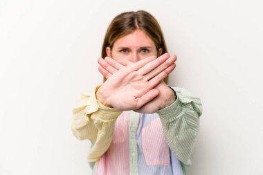 Beyaz arka planda izole edilmiş genç bir Rus kadın inkar jesti yapıyor.