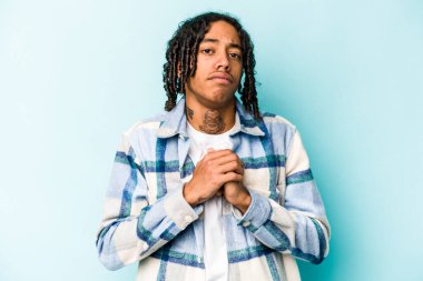 Genç Afrikalı Amerikalı adam mavi arka planda izole edilmiş korkmuş ve korkmuş..