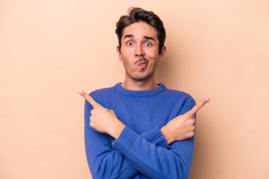 Beyazların arka plan noktalarında izole edilmiş genç beyaz adam iki seçenek arasında seçim yapmaya çalışıyor..