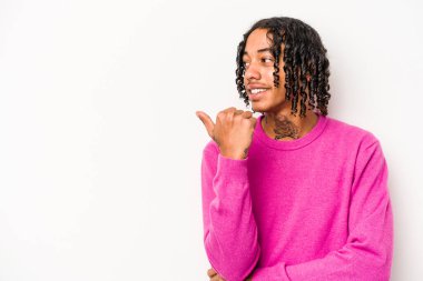 Genç Afrikalı Amerikalı adam beyaz arka plan noktalarında izole edilmiş, başparmak uzakta, gülüyor ve kaygısız..