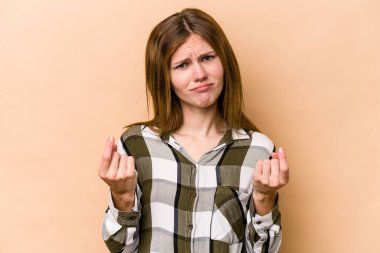 Bej arka planda izole edilmiş genç bir İngiliz kadın hiç parası olmadığını gösteriyor..