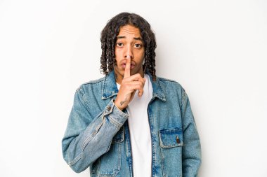 Beyaz arka planda izole edilmiş genç Afrikalı Amerikalı bir adam ya sır saklıyor ya da sessizlik istiyor..