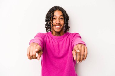 Beyaz arka planda izole edilmiş genç Afro-Amerikalı adam gülümsüyor..