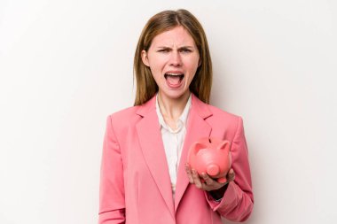 Genç bir İngiliz kadını elinde kumbarayla beyaz arka planda izole edilmiş çok kızgın ve agresif çığlıklar atıyor..