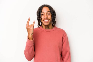 Beyaz arka planda izole edilmiş genç Afrikalı Amerikalı bir adam bir devrim konsepti olarak boynuz hareketi gösteriyor..