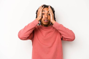 Beyaz arka planda izole edilmiş genç Afrikalı Amerikalı adam şok geçiriyordu, önemli bir toplantıyı hatırladı..