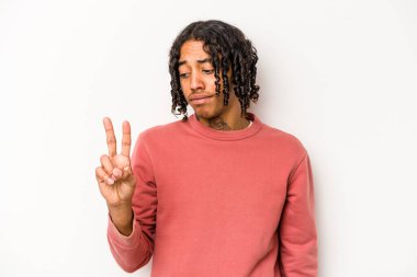 Genç Afrikalı Amerikalı adam beyaz arka planda izole edilmiş neşeli ve kaygısız parmaklarıyla barış sembolü gösteriyor..