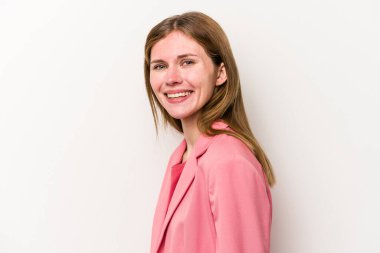 Beyaz arka planda izole edilmiş genç bir Rus kadın. Kendine güveni tam..