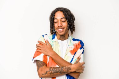 Genç Afrikalı Amerikalı adam beyaz arka planda izole edilmiş gülüyor ve eğleniyor..