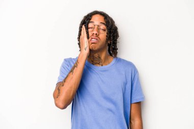 Beyaz arka planda izole edilmiş genç Afrikalı Amerikalı adam yorgun ve uykulu..