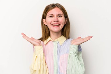 Beyaz arka planda izole edilmiş genç bir Rus kadın kollarıyla ölçek oluşturuyor, mutlu ve kendinden emin hissediyor..