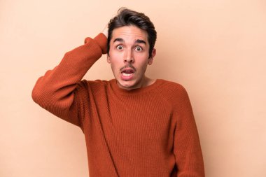 Beyazların arka planında izole edilmiş genç beyaz adam şok geçiriyordu, önemli bir buluşmayı hatırladı..