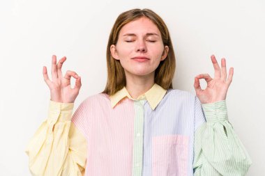 Beyaz arka planda izole edilmiş genç Rus kadın sıkı çalışma gününden sonra dinleniyor, yoga yapıyor..