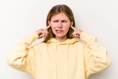 Genç Rus kadın beyaz arka planda izole edilmiş parmaklarıyla kulaklarını kapatan, yüksek sesli bir ortam tarafından stresli ve çaresiz.