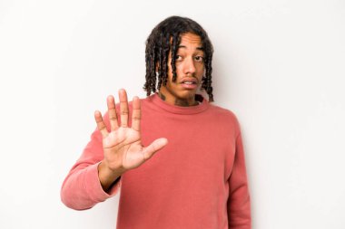Genç Afro-Amerikan bir adam beyaz arka planda izole edildi. Olası bir tehlike nedeniyle şok oldu.