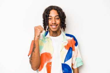 Genç Afrikalı Amerikalı adam beyaz arka planda izole edilmiş tasasız ve heyecanlı bir şekilde tezahürat yapıyor. Zafer konsepti.