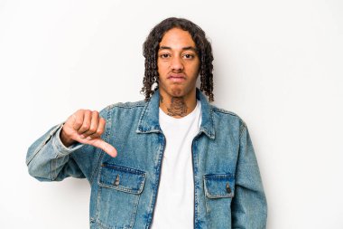 Beyaz arka planda izole edilmiş genç Afro-Amerikan adam baş parmağını aşağı gösteriyor, hayal kırıklığı konsepti.